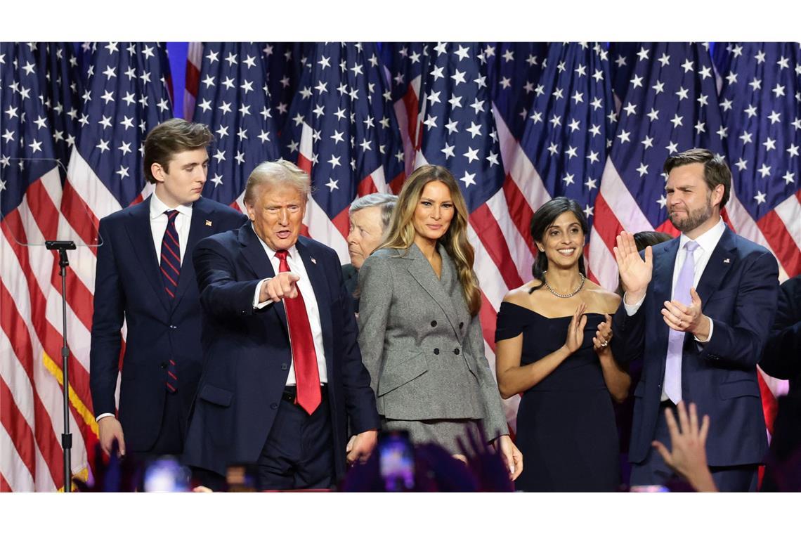 Und plötzlich sind auch Ivanka und Jared wieder da Die Trumps mit dem republikanischen Vize-Kandidaten J.D. Vance (rechts) und seiner Frau Usha (im schwarzen Kleid).