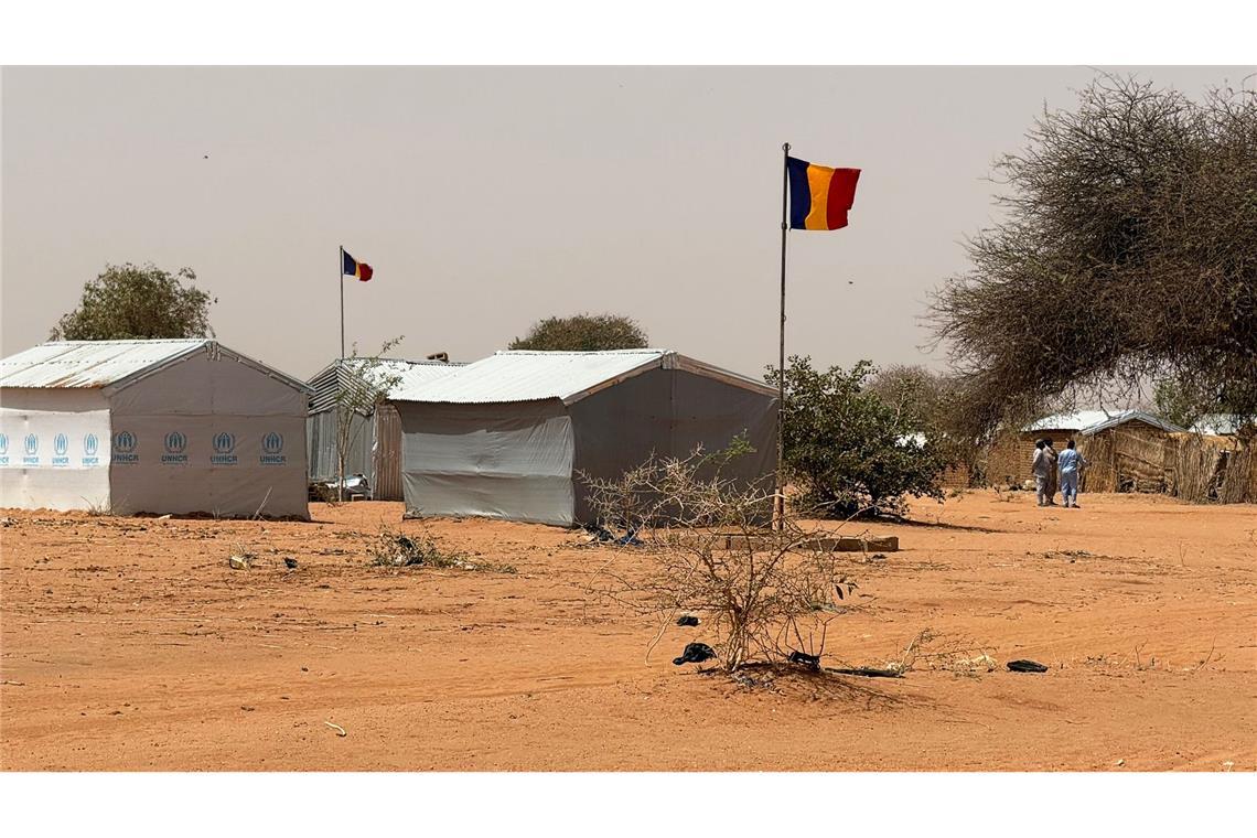 Die tschadische Fahne weht am Eingang des Flüchtlingslagers Aboutengé.
