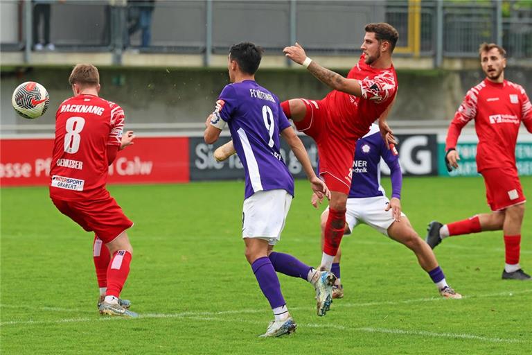 Die TSG Backnang hofft, dass Innenverteidiger Patrick Tichy (rechts) gegen Zuzenhausen wieder mitwirken kann. Foto: Alexander Hornauer