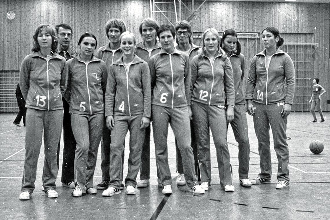 Die TSG-Basketballerinnen in der Saison 1973/1974 (von links): Erika Nickolai, Trainer Heiner Wolf, Ingrid Frank, Gaby Blaetter, Bärbel Böhle, Annegret Schey, Helga Wolf, Elke Vetter, Karin Brauchle, Rita Roy und Brigitte Hopp. Es fehlt: Magdalene Pfuderer. Foto: privat