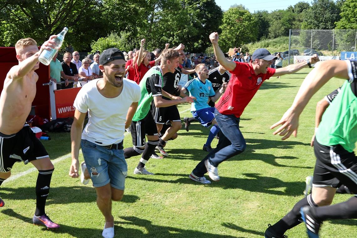 Das goldene Jahrzehnt des Murrtals Die TSG jubelt. Nach dem 4:1 in Freiburg war der Oberliga-Aufstieg geschafft. Foto: A. Hornauer