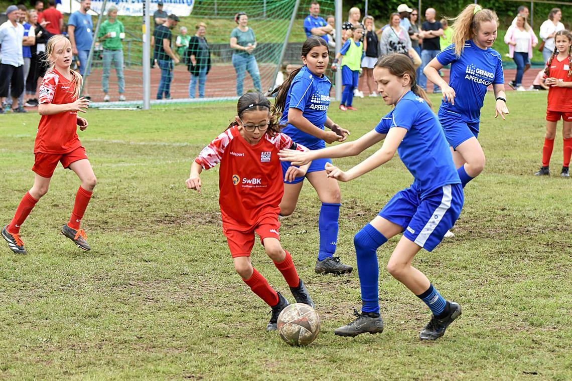 29. BKZ-Mini-Cup: Zusammen sind sie richtig stark Die TSG (rote Trikots) ist bei den E-Mädchen nicht zu stoppen und sichert sich Rang eins. Foto: Tobias Sellmaier