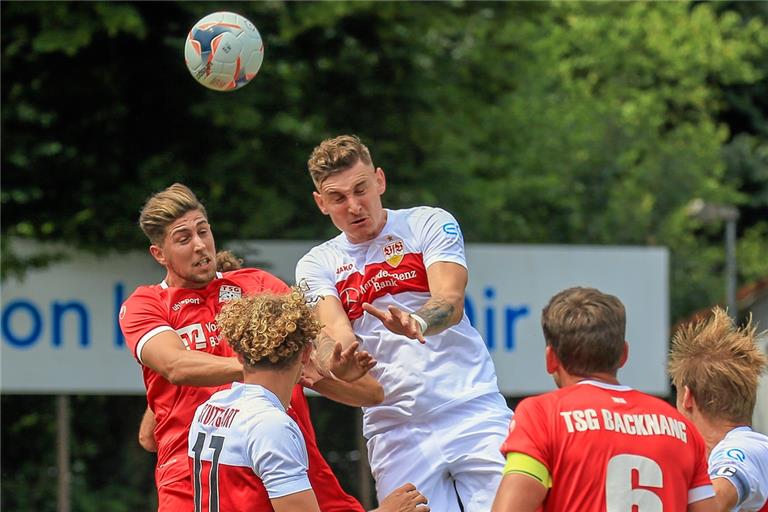 Die TSG um Patrick Tichy (links) und der VfB Stuttgart II um den Ex-Backnanger Matej Maglica waren über weite Strecken auf Augenhöhe. Foto: A. Becher