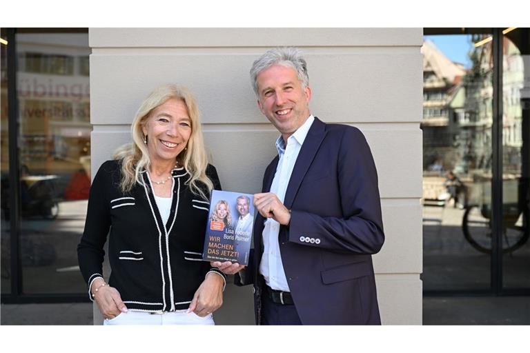 Die Tübinger Ärztin und Autorin Lisa Federle (l) und der Tübinger Oberbürgermeister Boris Palmer (r) stehen vor dem Rathaus.