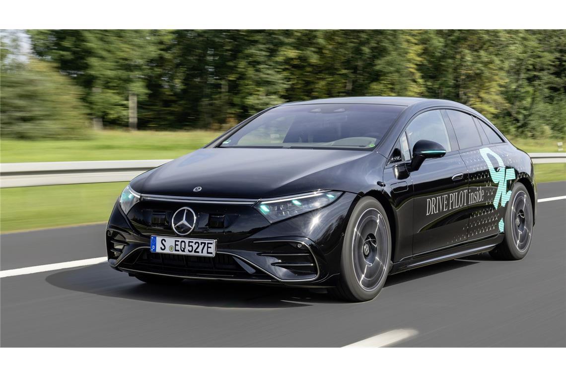 Mercedes erhält Testerlaubnis für türkisfarbene Autolichter Die türkisfarbenen Markierungslichter sind in die Front- und Heckleuchten sowie in die Blinker an den Seitenspiegeln integriert.