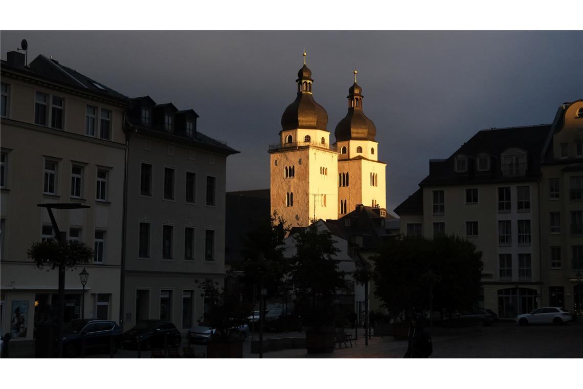 Bilder des Tages Die Türme der Johanniskirche in Plauen werden von der untergehenden Sonne beschienen.