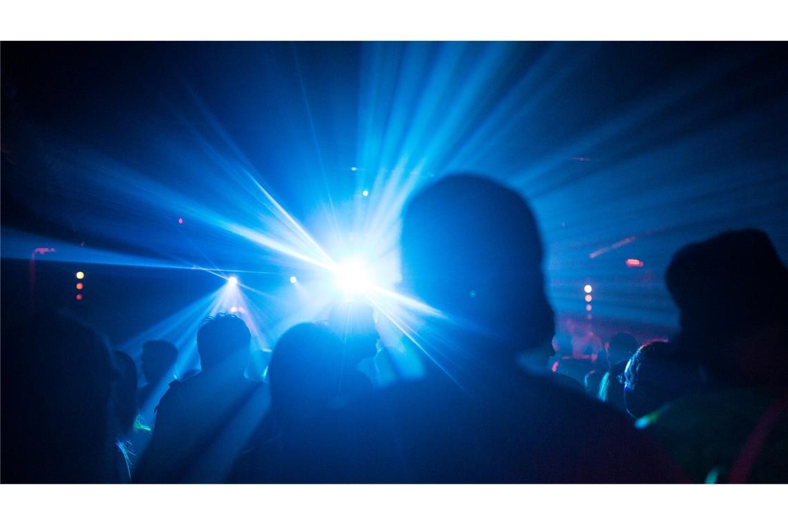 Studie entschlüsselt Zugang zu Berliner Techno-Clubs Die Türsteherinnen und Türsteher gehen regelmäßig durch den Club, gucken wie die Stimmung ist und verändern ihre Entscheidungskriterien dann auch entsprechend, sagen die Forscher. (Symbolbild)