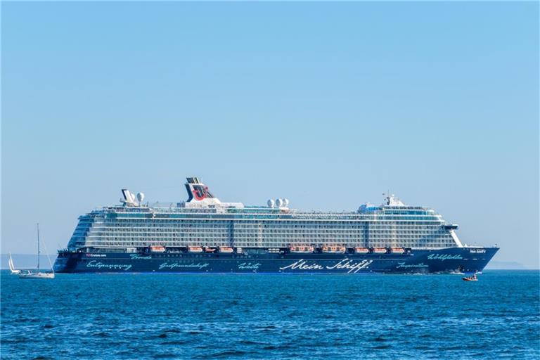 Die TUI-Kreuzfahrtschiffe „Mein Schiff 4“ und „Mein Schiff 5“ konnten die Straße von Hormus passieren. Die Rückkehr verlief unter Bedrohung, aber ohne Schäden.