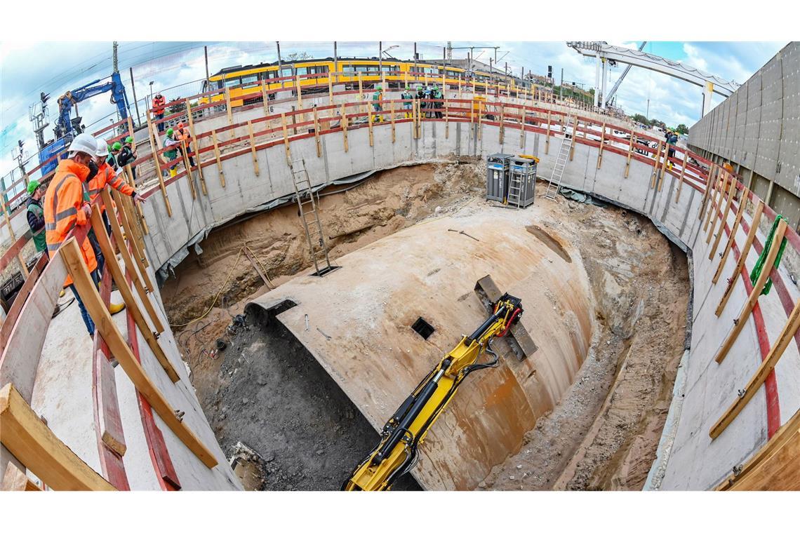 Einbetonierter Tunnelbohrer an Rheintalbahn demontiert Die Tunnelbohrmaschine „Wilhelmine“ komplett freigelegt und abgebaut worden. (Symbolbild)