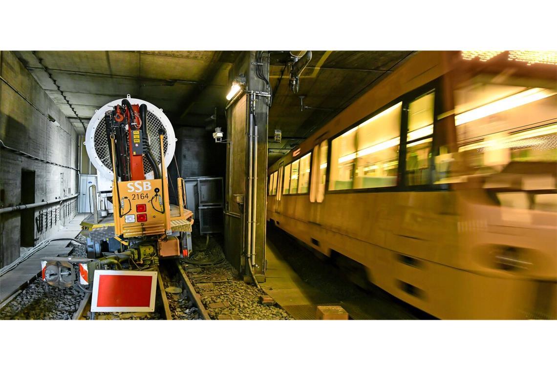 Die Tunnelröhre in Richtung Feuerbach ist abgesperrt, während die U6 nach Zuffenhausen weiter verkehrt.