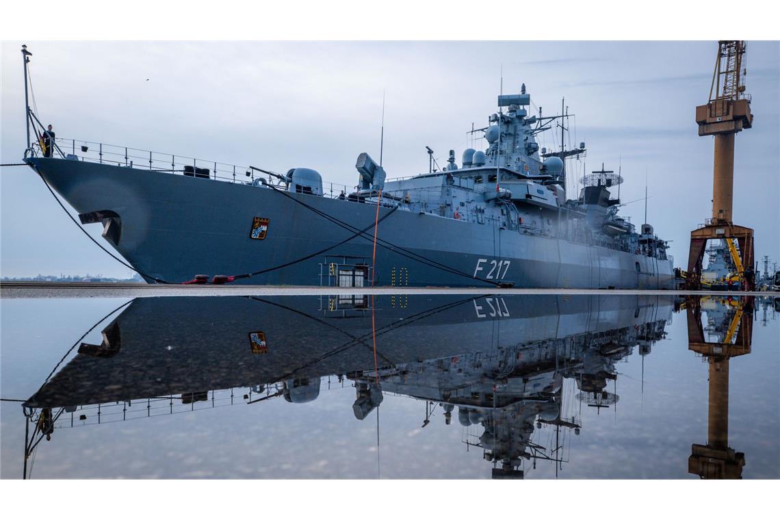 Bilder des Tages Die U-Boot-Jagdfregatte "Bayern" liegt vor einer Übungsfahrt auf der Ostsee am Kai im Marinearsenal.