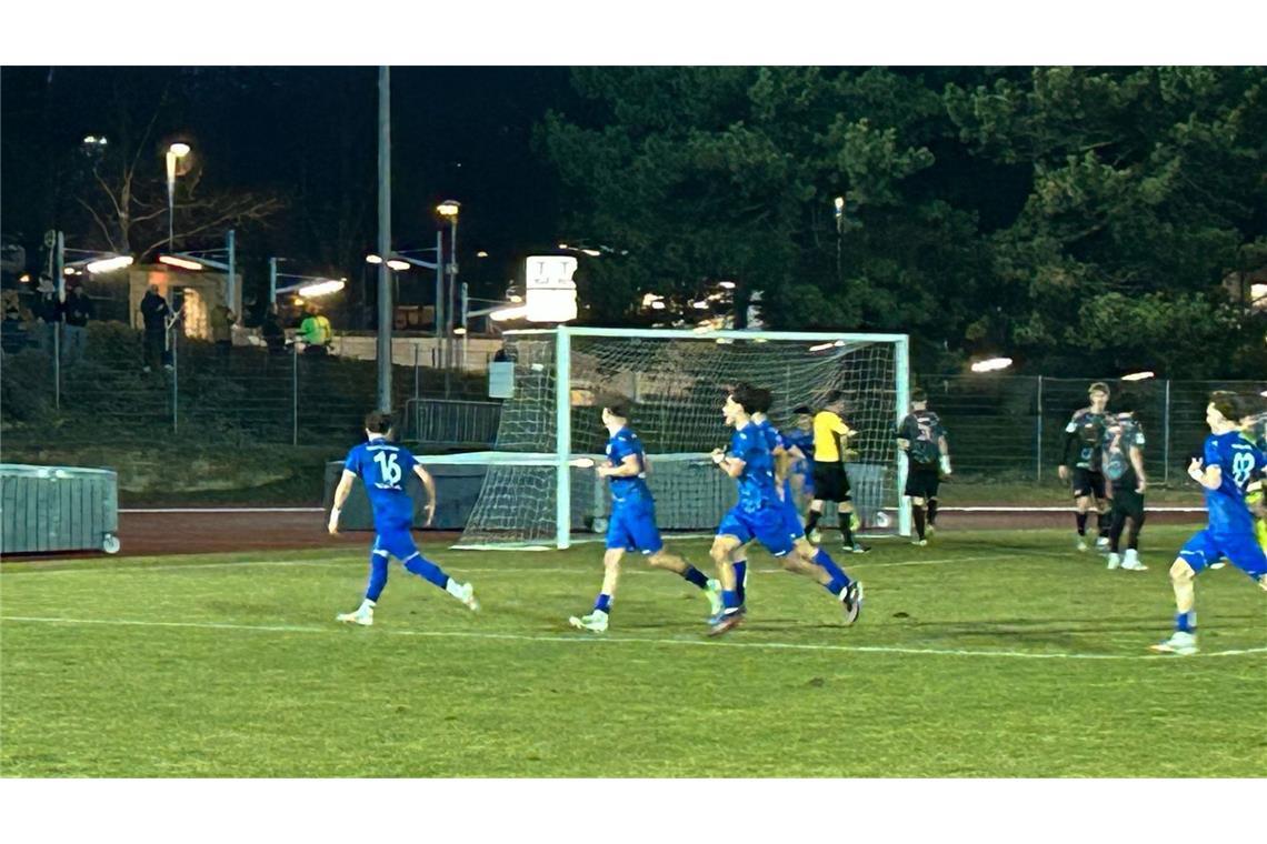 U17 der Blauen unterliegt dem FC Bayern mit 2:4 Die U17 der Kickers bejubelt eines ihrer beiden Tore gegen den FC Bayern – am Ende setzt es ein 2:4.
Foto: Baumann