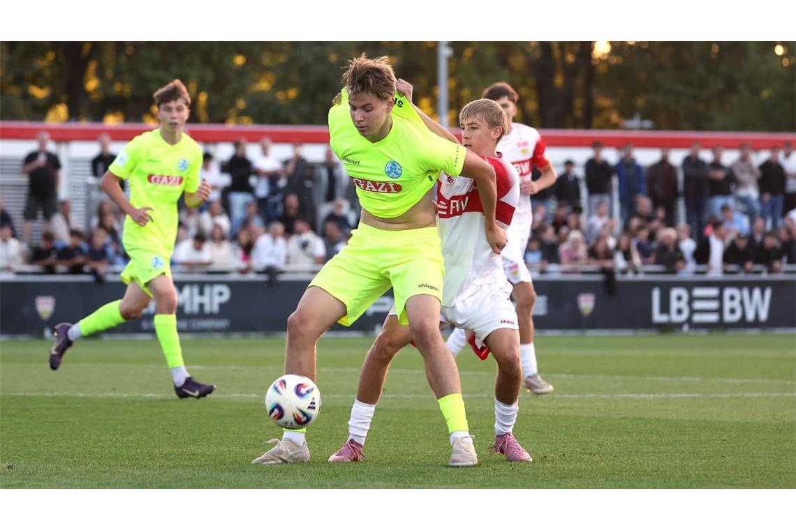 Die U17 der Kickers mit Aid Krak (vorne) erwartet nach dem Derby-Sieg beim VfB nun den SV Waldhof.