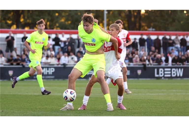 Die U17 der Kickers mit Aid Krak (vorne) erwartet nach dem Derby-Sieg beim VfB nun den SV Waldhof.