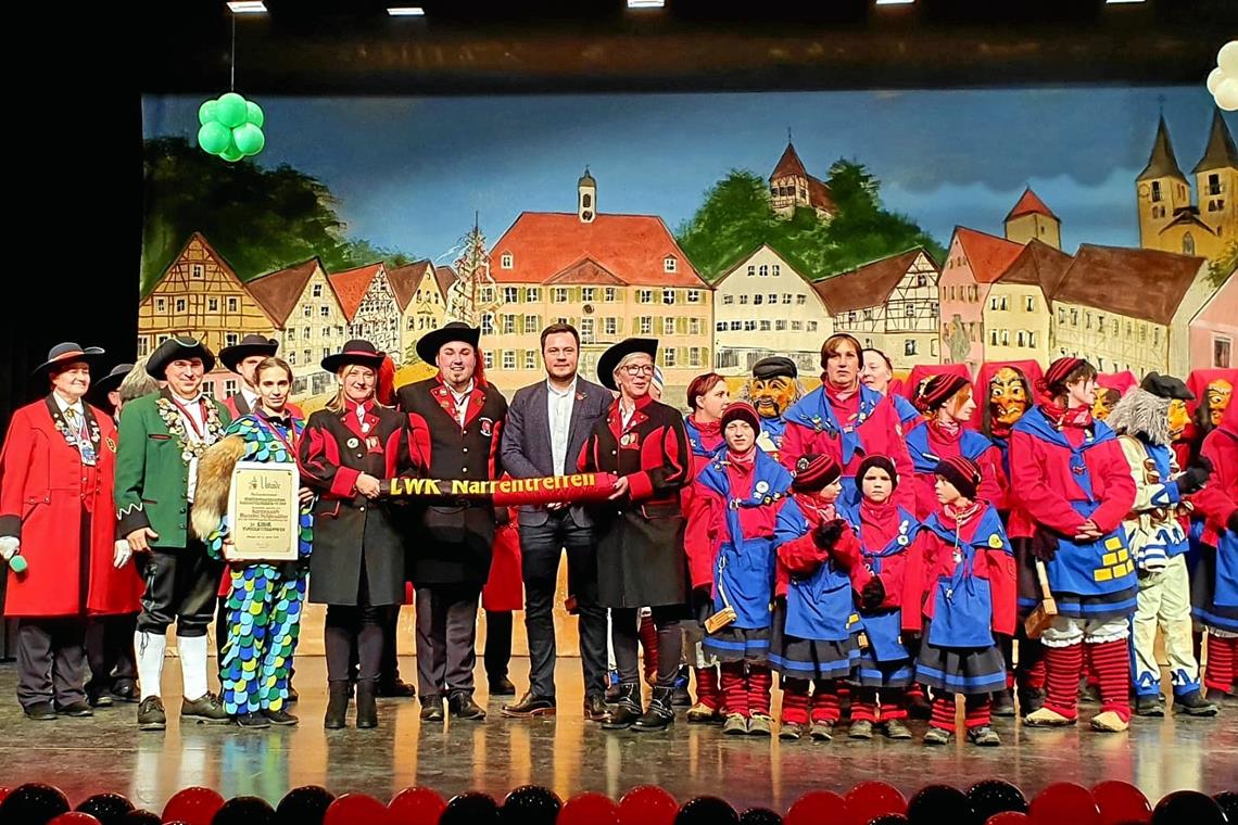 Erschöpft, aber glücklich Die Übergabe mit Matthias Schlichenmaier und Diana Spreu (Zweiter und Dritte von links): Nachdem die Murreder Henderwäldler das Landesnarrentreffen ausgerichtet haben, erhält nun Steinheim die Fahne – der erste Fasnetsverein Steinheim lädt dann zur 40. Zusammenkunft. Foto: privat