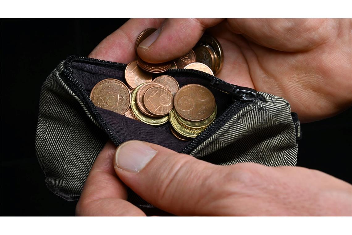 Die Überschuldungsquote, also der Anteil überschuldeter Personen im Verhältnis zu allen Erwachsenen, sank 2024 auf 8,09 Prozent.