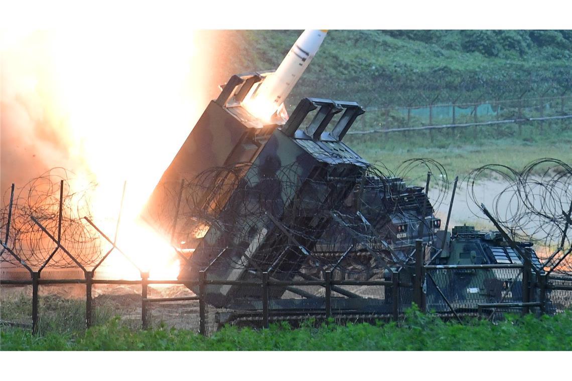 Berichte: ATACMS-Raketen auf russischen Flughafen bei Kursk Die Ukraine darf ATACMS-Raketen gegen Ziele in Russland einsetzen. (Archivbild)