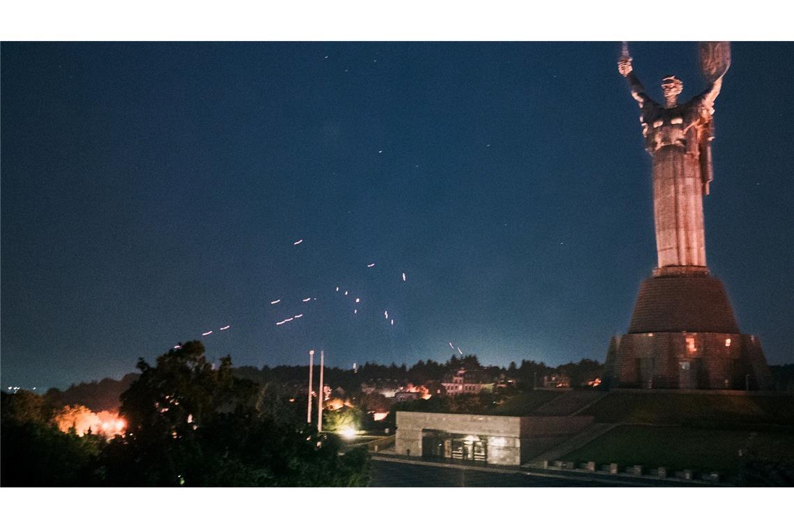 Kiews Drohnenangriffe: Rätseln über Gegenschlag des Kremls Die ukrainische Flugabwehr nimmt russische Drohnen am Himmel über Kiew unter Beschuss.