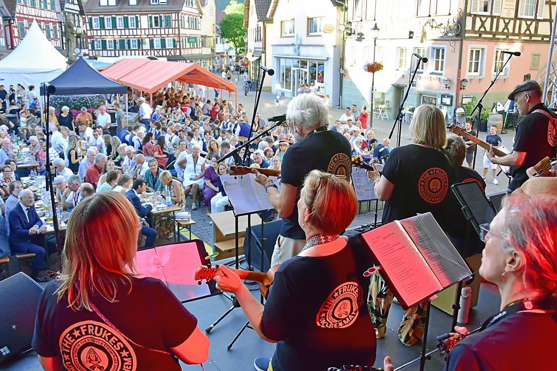 Die Ukuleleband The Frukes aus Frome sorgt mit ihrem humorvollen Auftritt und ihren fetzigen Liedern für gute Laune. Fotos: Tobias Sellmaier