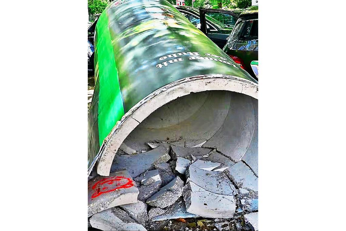 Auto reißt Litfaßsäule um Die umgerissene Litfaßsäule
