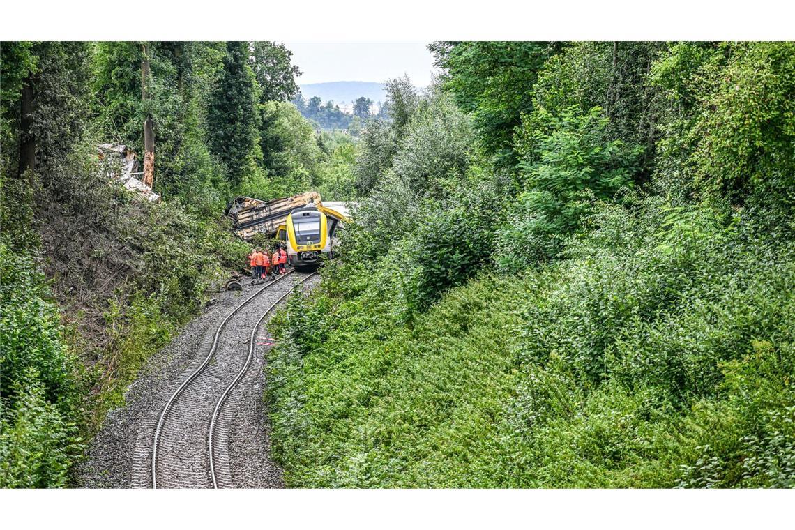 "Den Knall noch in den Ohren": Zug entgleist nach Erdrutsch