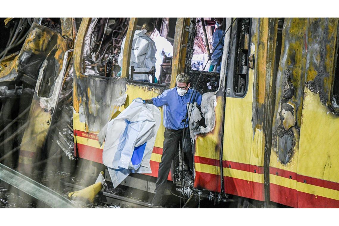 Stadtbahnfahrerin unter den Toten – Ermittlungen zur Katastrophe Die Unfallstelle wurde am Dienstagabend weiter untersucht.