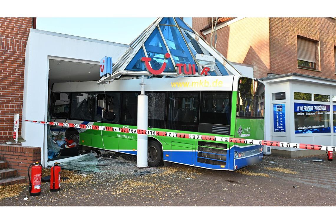 Bus kollidiert mit Auto und kracht in Reisebüro Die Unfallursache war zunächst unklar.