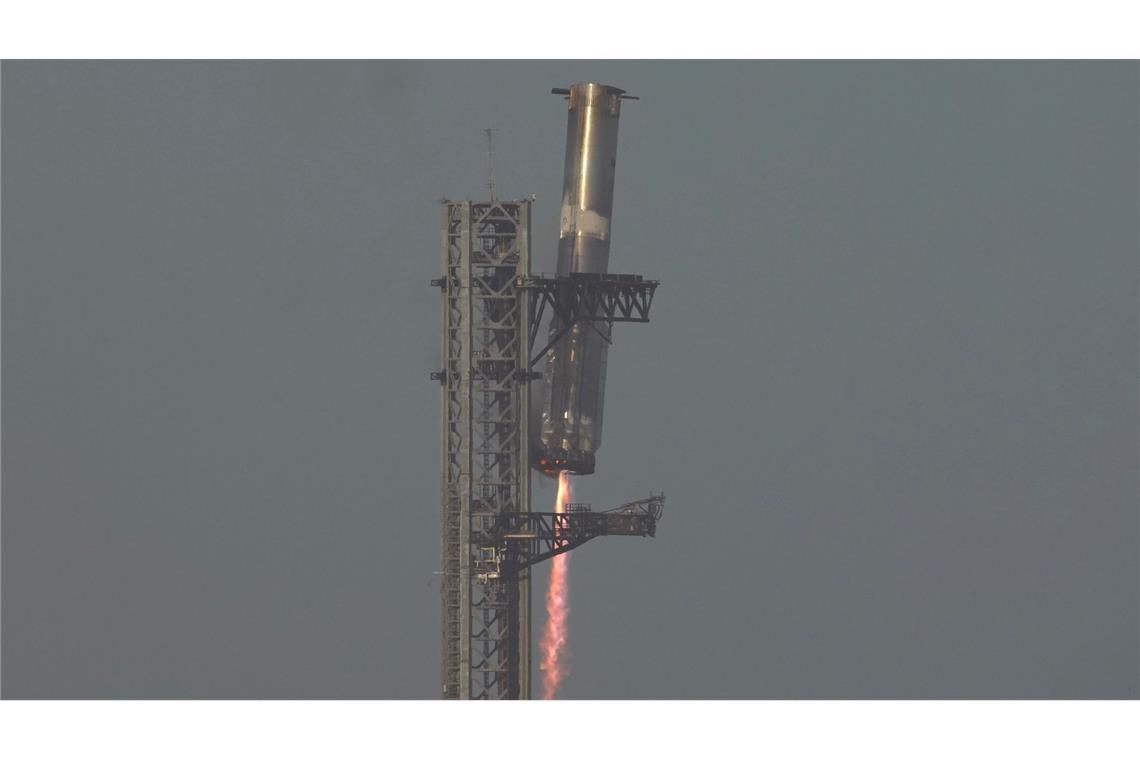Rückschlag für Elon Musk: Trümmerregen bei Starship-Testflug Die untere Stufe des Starship landet wie vorgesehen.