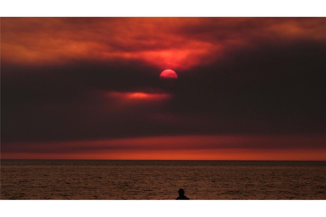 Bilder des Tages Die untergehende Sonne ist hinter dem Rauch des Franklin-Feuers in Los Angeles zu sehen.