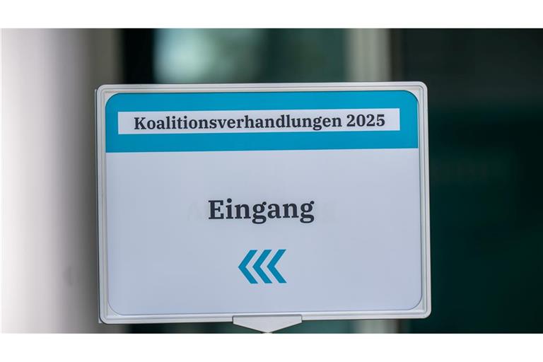 Die Unterhändler von Union und SPD führen ihre Koalitionsgespräche in großer Runde fort. (Archivbild)