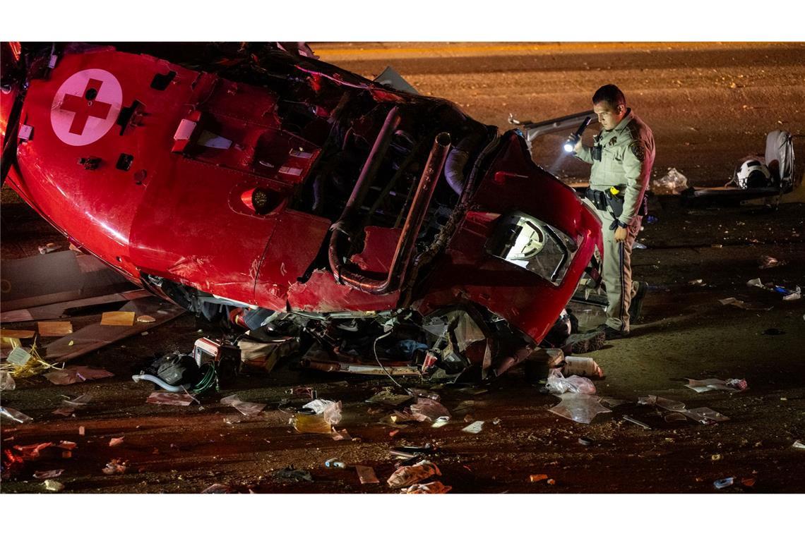 Rettungshubschrauber stürzt auf Autobahn in Kalifornien Die Untersuchung der Unfallursache läuft.