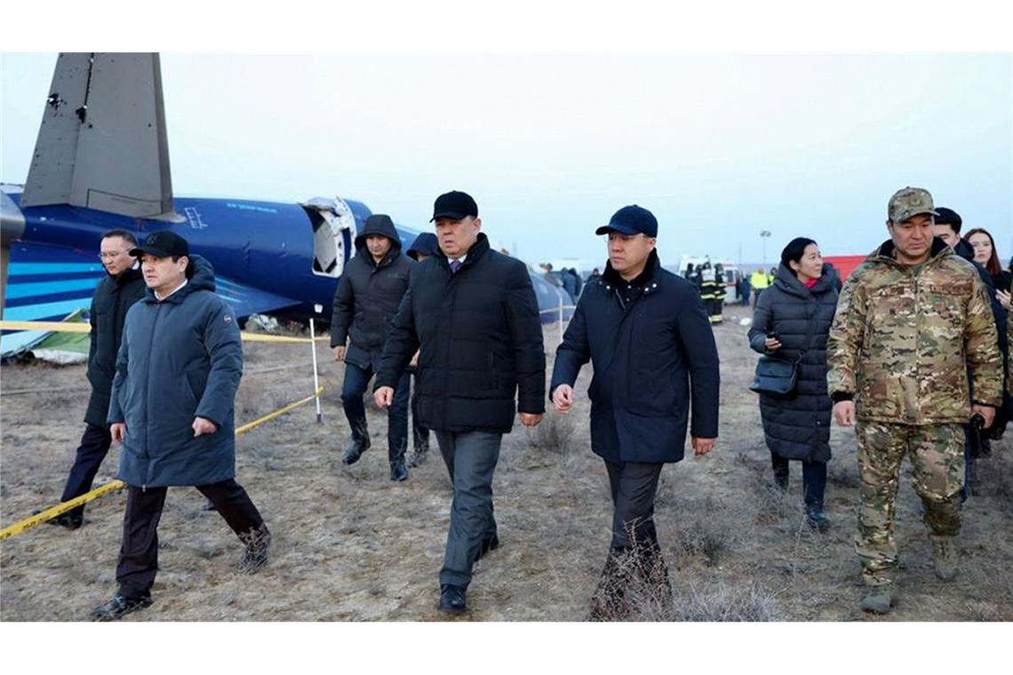 Baku geht von russischem Treffer auf Flugzeug aus Die Untersuchung läuft am Wrack der Maschine aus Baku.