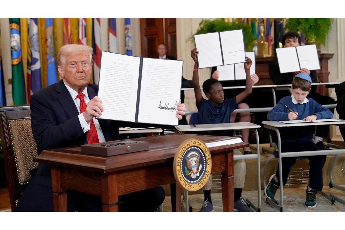 Trump geht Zerschlagung von Bildungsministerium an Die Unterzeichnung des Dekrets wurde entsprechend in Szene gesetzt.