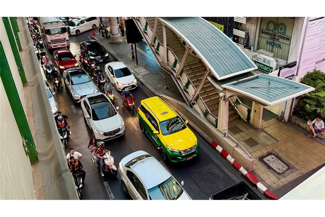 Dicke Luft in Bangkok: Mit Trockeneis gegen den Smog Die unzähligen Autos und Motorräder auf den Straßen Bangkoks sind eine der Hauptursachen für die dicke Luft.