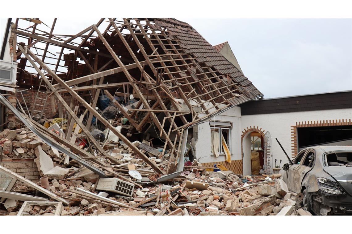 Gebäude stürzt nach Explosion ein - Zwei Verletzte Die Ursache für die Explosion war zunächst unklar.