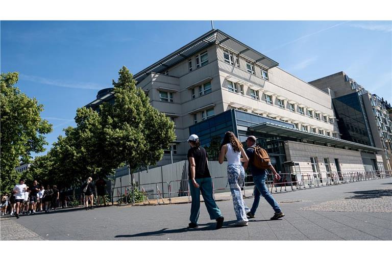Die US-amerikanische Botschaft in Berlin lobt das mutige Eingreifen des 20 Jahre alten US-Bürgers. Laut Polizei soll er eingeschritten sein, als zwei Männer junge Frauen belästigten. Daraufhin wurde der 20-Jährige mit einem Messer angegriffen. (Archivbild)