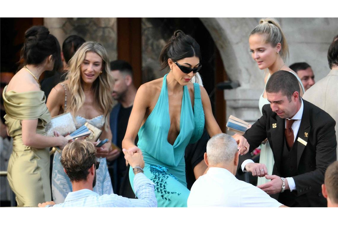 Diese Promis feiern auf der Bezos-Hochzeit Die US-amerikanische Modedesignerin Sarah Staudinger (Mitte) beim Betreten eines Wassertaxis auf dem Weg zur Hochzeit.