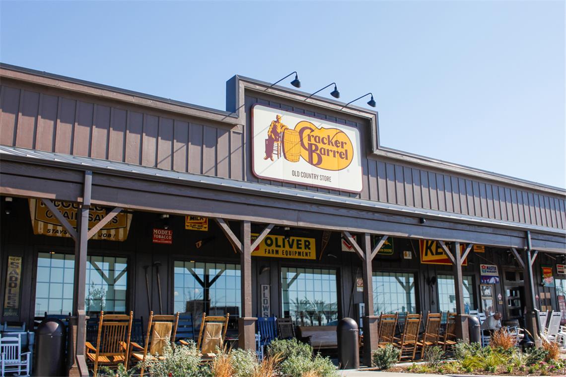 „Woke“-Vorwurf nach Logo-Update Die US-amerikanische Restaurant- und Einzelhandelskette Cracker Barrel hat ihr Logo geändert. Hier ist noch das alte Design zu sehen.