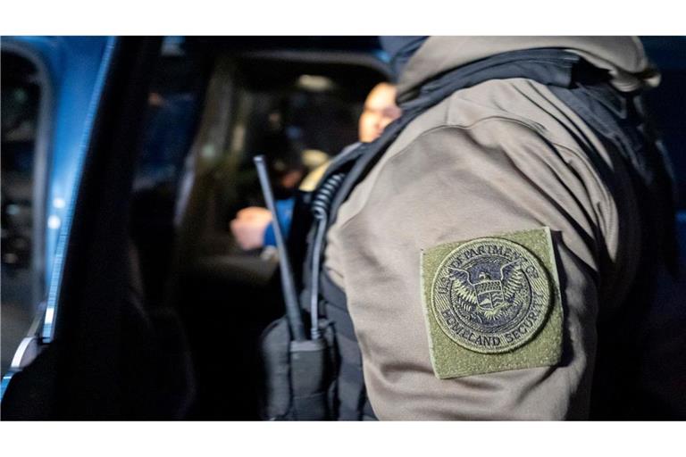 Die US-Heimatschutzbehörde hat einen britischen Kommentator festgenommen