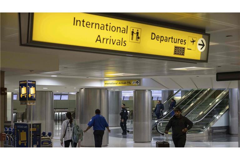 Die USA haben bestimmte Visaverfahren für 75 Länder ausgesetzt.