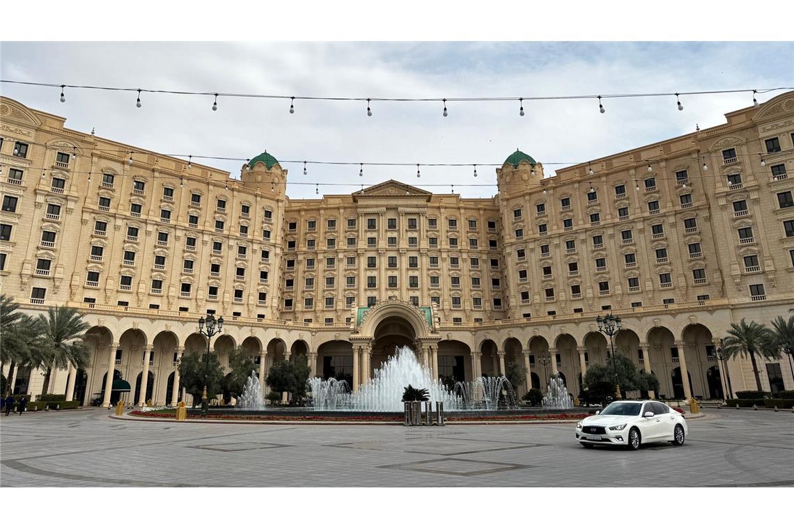 Kreml stellt Bedingungen für sichere Schwarzmeer-Schifffahrt Die USA und Russland verhandelten in einem Luxushotel in der saudischen Hauptstadt Riad.