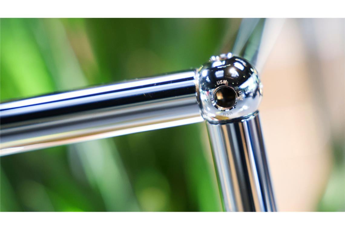 Die USM-Designmöbel zeichnen sich durch verchromten Stahlrohre, Verbindungskugeln und bunte Metall-Fronten aus.