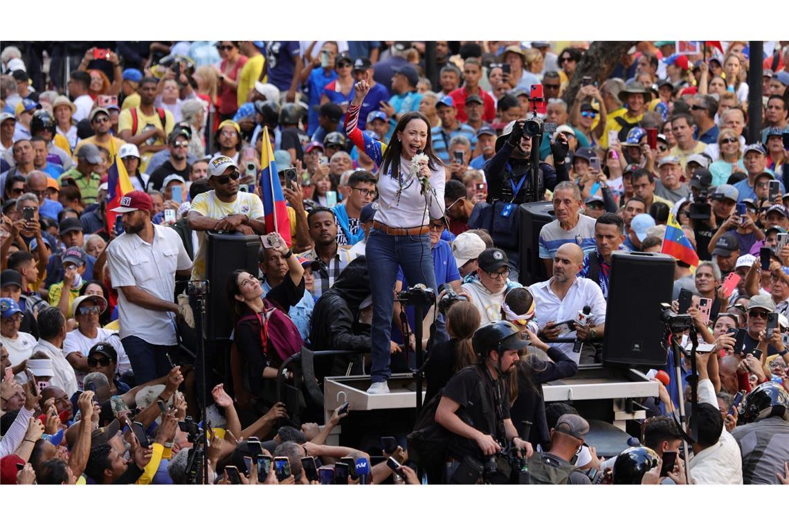 Bilder des Tages Die venezolanische Oppositionsführerin Maria Corina Machado führt eine Demonstration gegen die erneute Vereidigung des autoritären Präsidenten Maduro.
