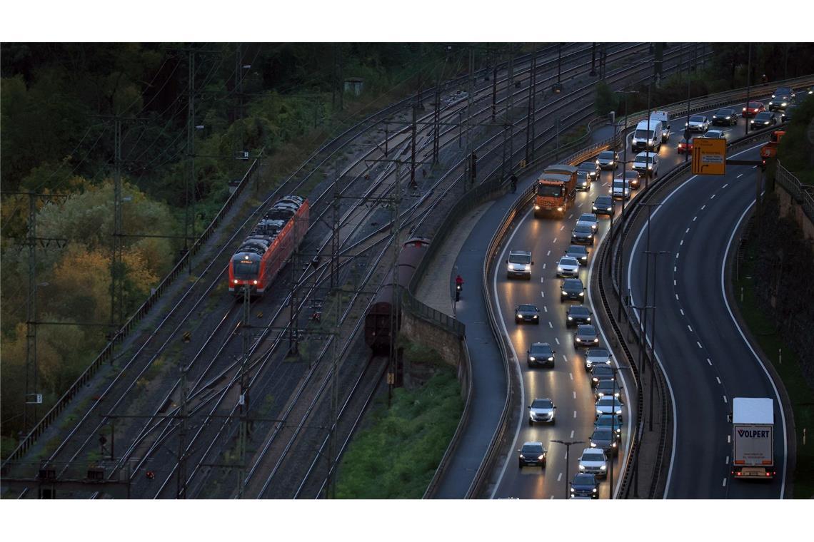 Jeder Dritte fühlt sich schlecht mit Bus und Bahn angebunden Die Verbände fordern in der Verkehrspolitik einen Paradigmenwechsel und weniger Fokus auf das Auto. (Archivbild)