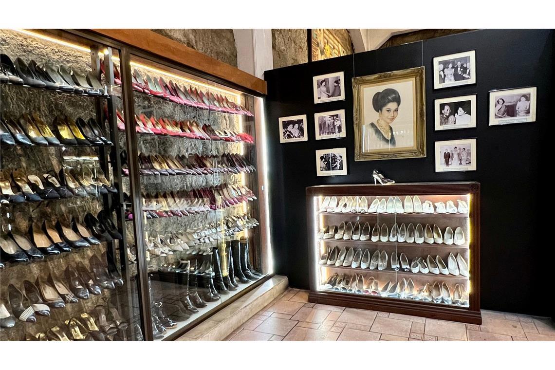 Pumps und Peeptoes: Museum zeigt Schuhe von Imelda Marcos Die verbleibenden 381 Paar Schuhe sind in luftdichten Vitrinen zu sehen.
