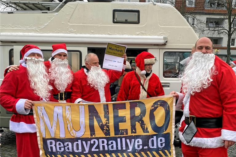 Die Vereinsmitglieder von Munero sind angekommen und werden von einem Verantwortlichen vom Verein „Santa Claus on Road“ begrüßt. Foto: privat
