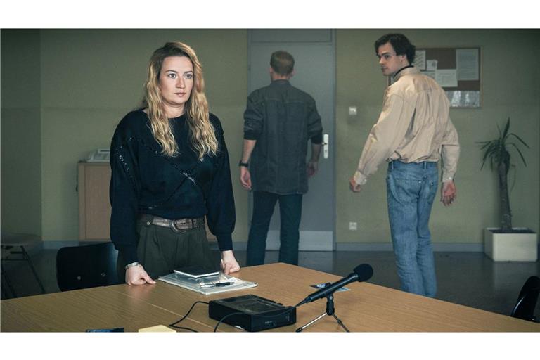 Die Verhöre sind die Highlights in „Mord auf dem Inka-Pfad“: Nina Gummich als Rita Berg, Thomas Prenn (re.) als Jona Kepler, an der Tür Ritas Kollege Jens Auer (Florian Karlheim)