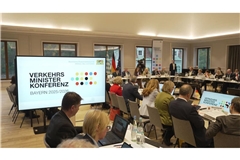 Die Verkehrsminister der Bundesländer und weitere Teilnehmer sitzen zum Auftakt der zweitägigen Verkehrsministerkonferenz (VMK) zusammen. (zu dpa: ««Deutschlandticket light»: Länder vertagen Vorstoß»)