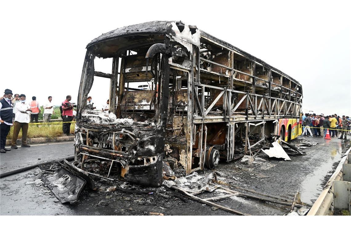 Die verkohlten Überreste des Passagierbusses liegen auf einer Landstraße im Dorf Chinnatekuru.