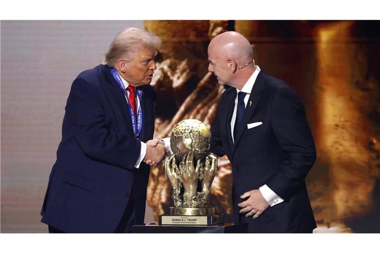 Die Verleihung des Friedenspreises an Donald Trump (l.) hatte für Aufsehen gesorgt. Am FIFA-Boss Infantino gibt es deshalb Kritik (Archivfoto).